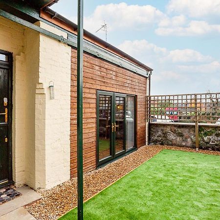 Byevo Oswestry Barn - Quirky Romantic Retreat Or Cosy Contractor Base Экстерьер фото
