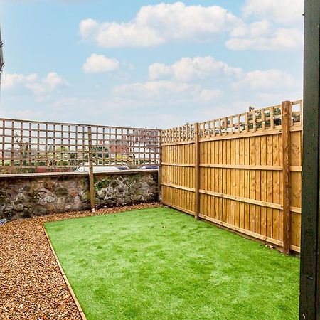 Byevo Oswestry Barn - Quirky Romantic Retreat Or Cosy Contractor Base Экстерьер фото