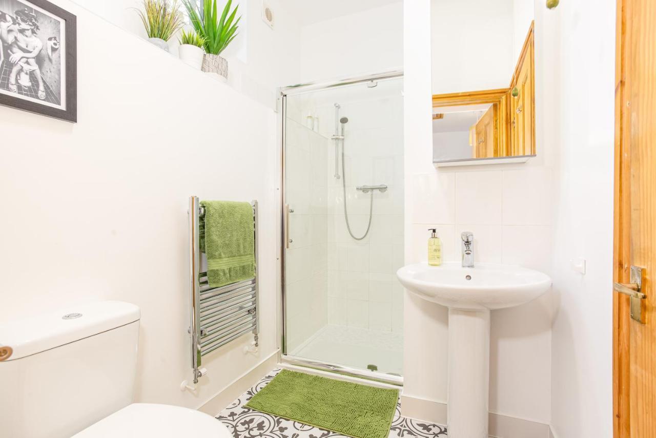 Byevo Oswestry Barn - Quirky Romantic Retreat Or Cosy Contractor Base Экстерьер фото