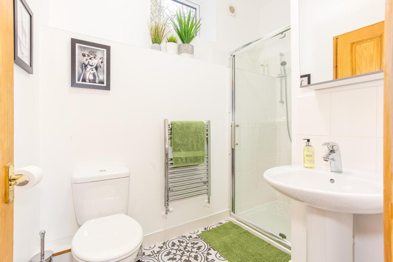 Byevo Oswestry Barn - Quirky Romantic Retreat Or Cosy Contractor Base Экстерьер фото