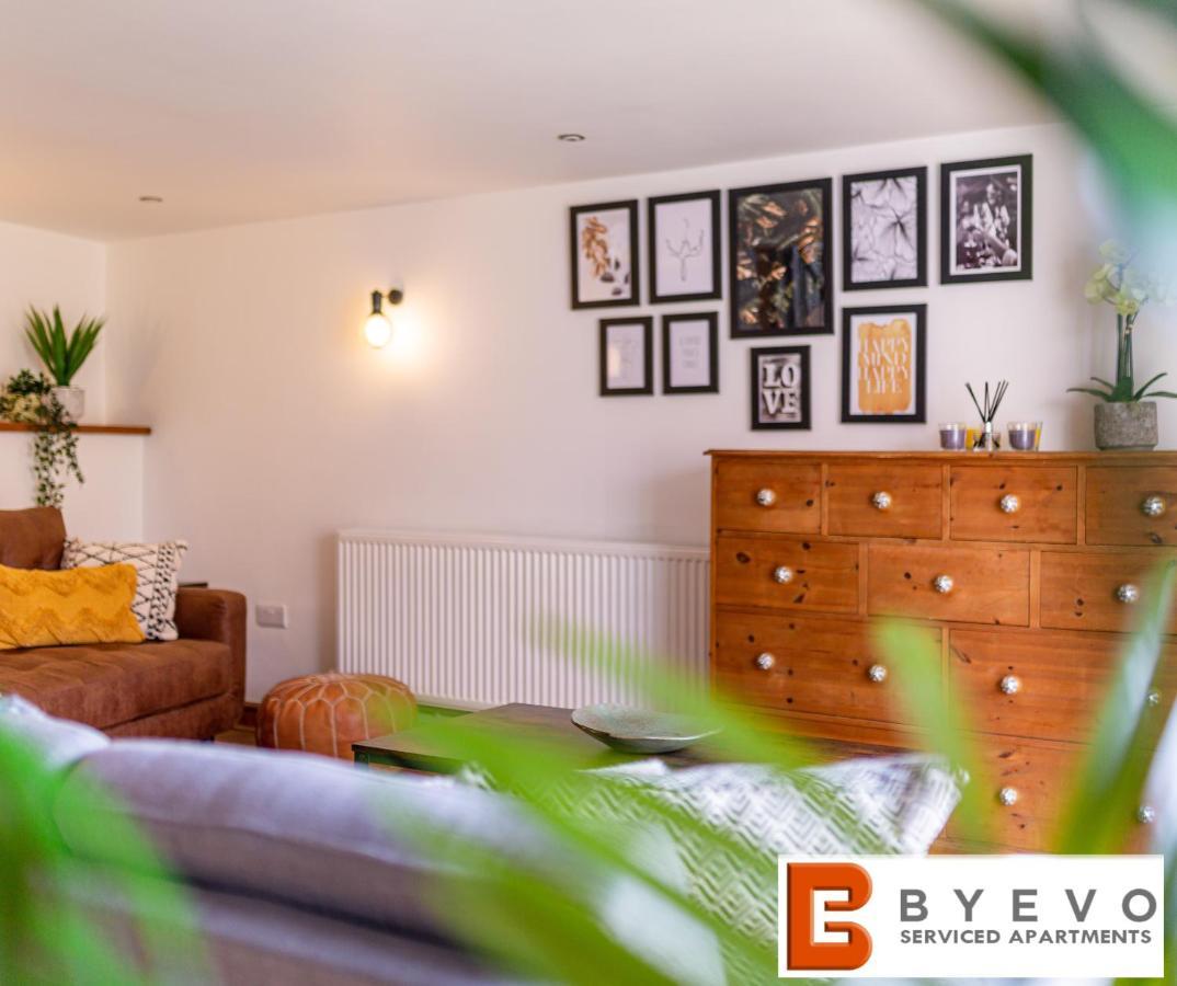 Byevo Oswestry Barn - Quirky Romantic Retreat Or Cosy Contractor Base Экстерьер фото