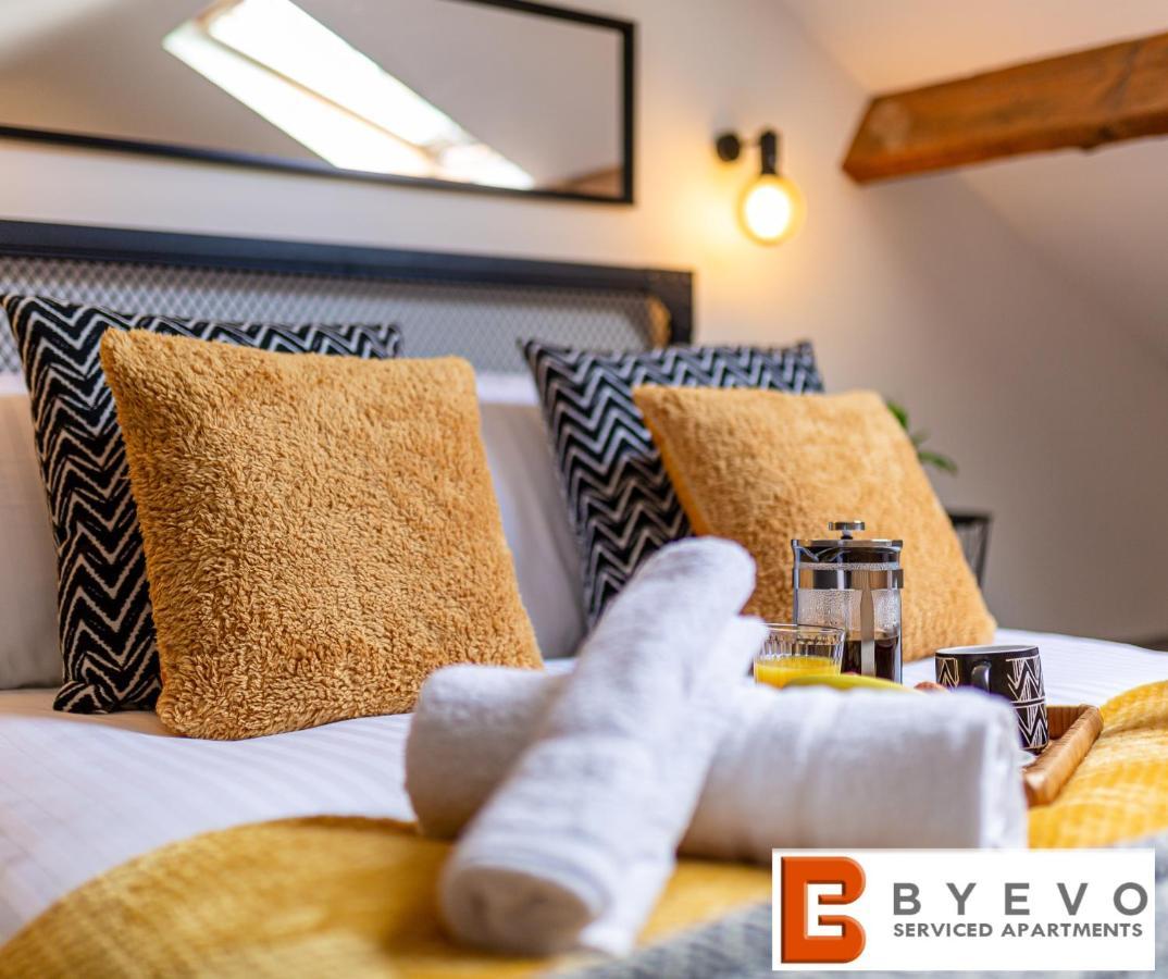 Byevo Oswestry Barn - Quirky Romantic Retreat Or Cosy Contractor Base Экстерьер фото