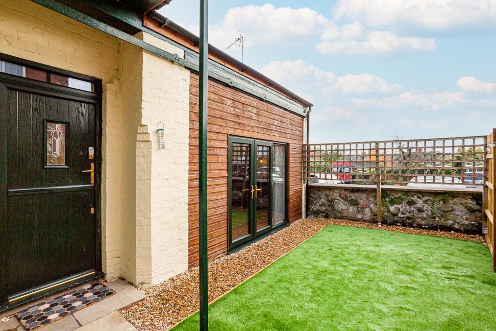 Byevo Oswestry Barn - Quirky Romantic Retreat Or Cosy Contractor Base Экстерьер фото