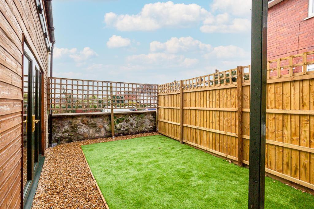 Byevo Oswestry Barn - Quirky Romantic Retreat Or Cosy Contractor Base Экстерьер фото